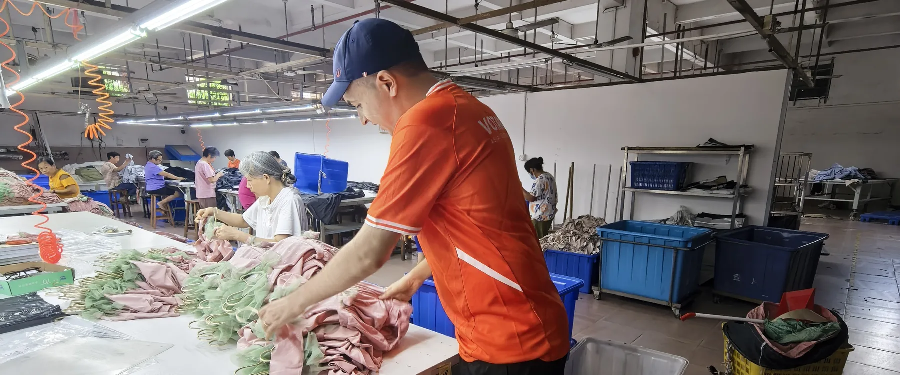 Dentro una fabbrica di abbigliamento a Foshan
