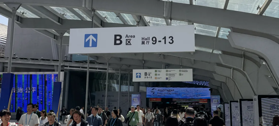 Acheteurs à l'entrée de la Foire de Canton, zone B halls 9-13, Guangzhou