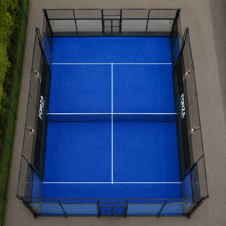 Vue aérienne d'un court de padel bleu entièrement fermé