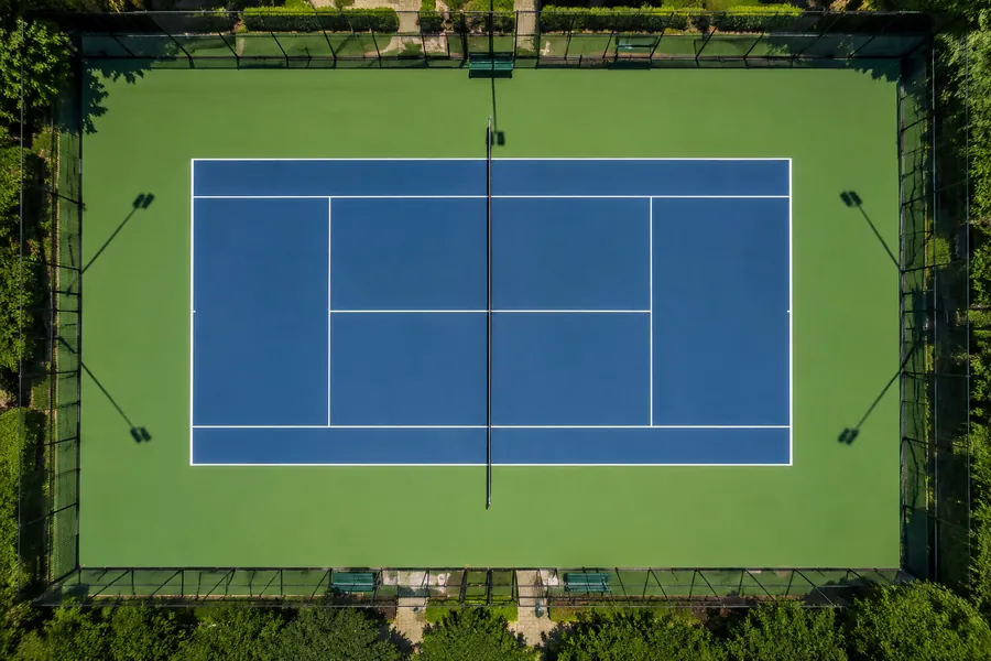 Vue aérienne d'un court de tennis et multisport en dur