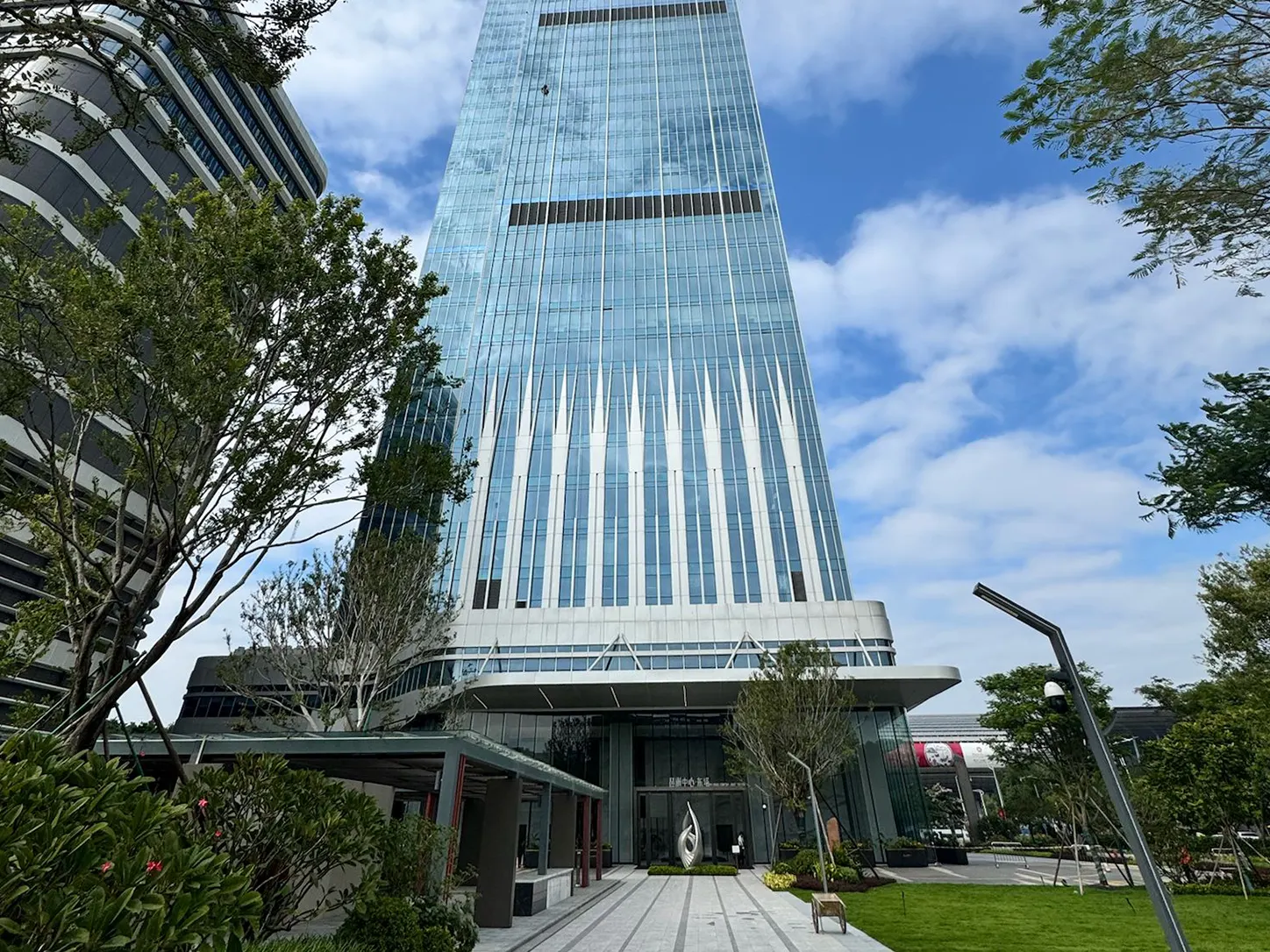 Une tour de bureaux moderne dans le quartier d'affaires de Guangzhou, vue depuis son parvis paysager