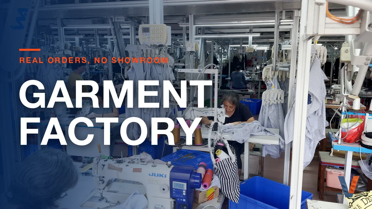 Reparto cucito di una fabbrica di abbigliamento a Foshan, capi sulle guide sospese