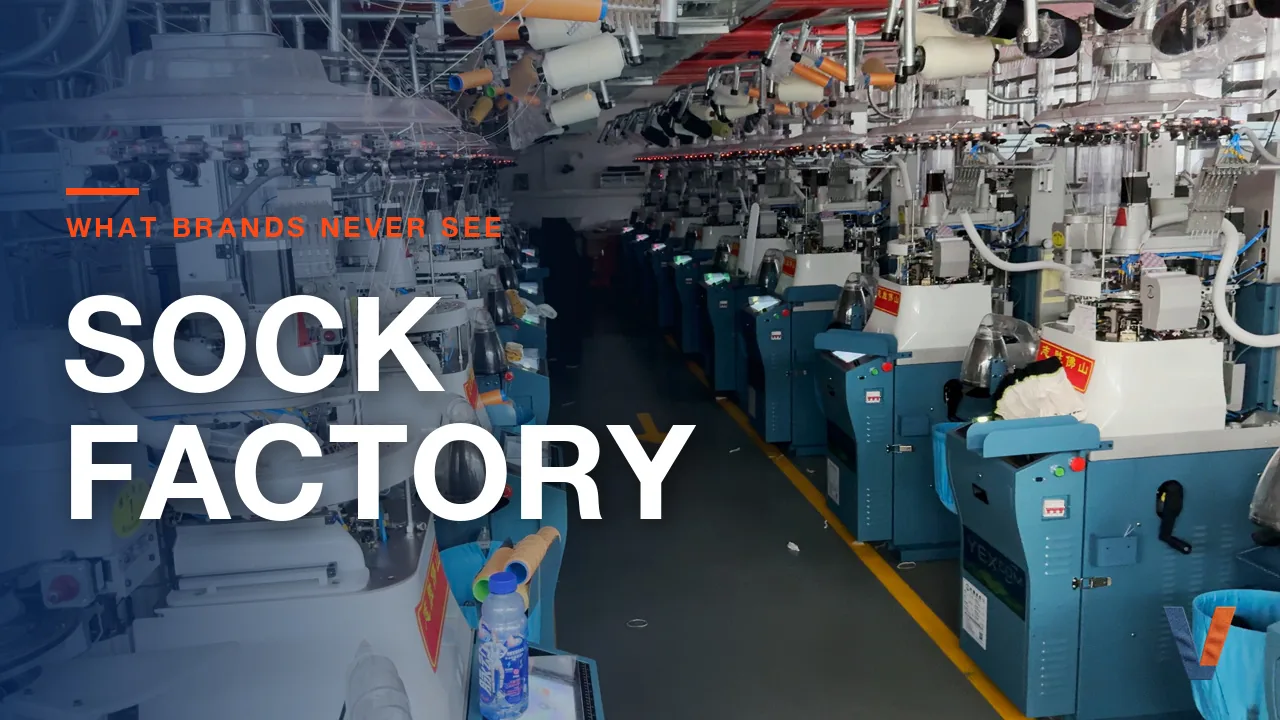 Allée de machines à tricoter dans une usine de chaussettes du sud de la Chine